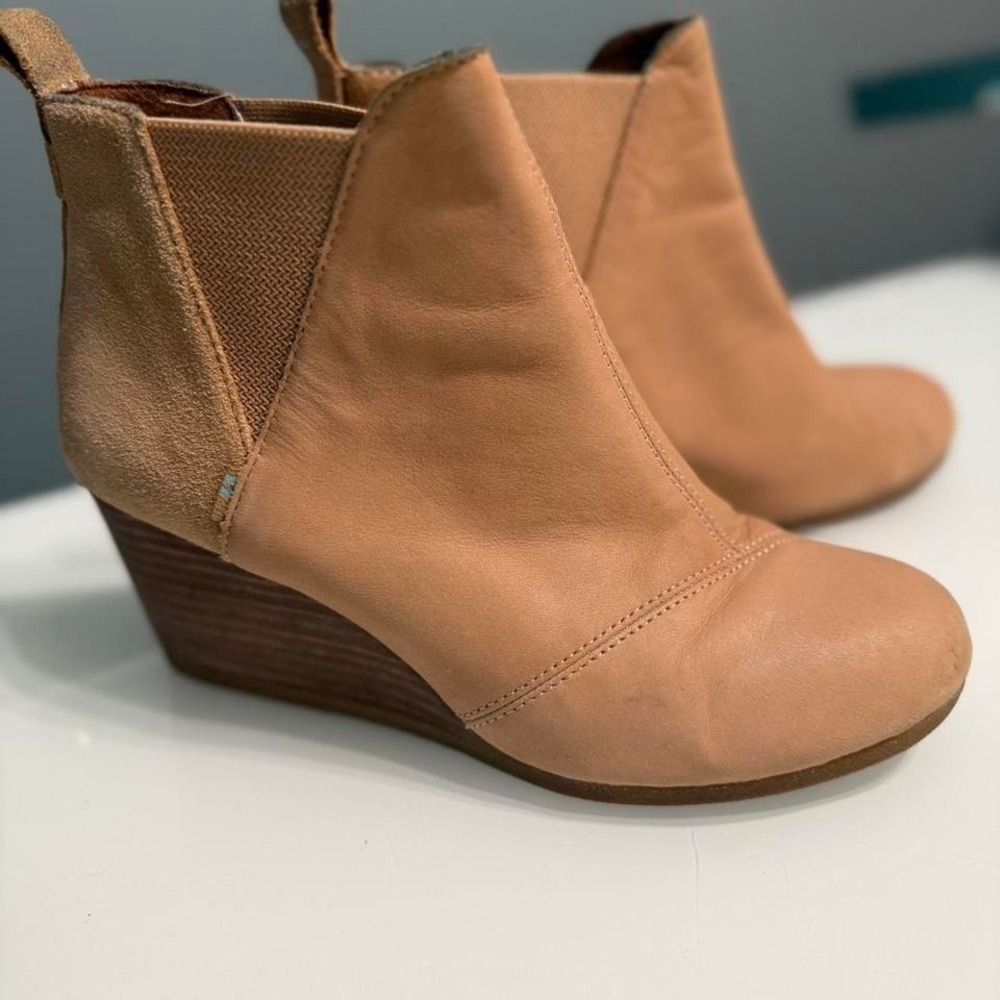 TOMS Kelsey Honey Nubuck Suede Ankle Booties Size 8.5 Chunky Heel